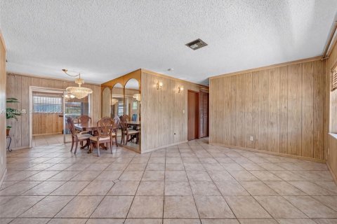 House in Miami Gardens, Florida 4 bedrooms, 158.86 sq.m. № 2240988 - photo 6