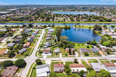 House in Miami Gardens, Florida 4 bedrooms, 158.86 sq.m. № 2240988 - photo 25