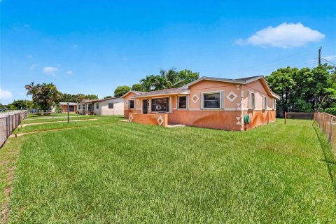 House in Miami Gardens, Florida 4 bedrooms, 158.86 sq.m. № 2240988 - photo 3