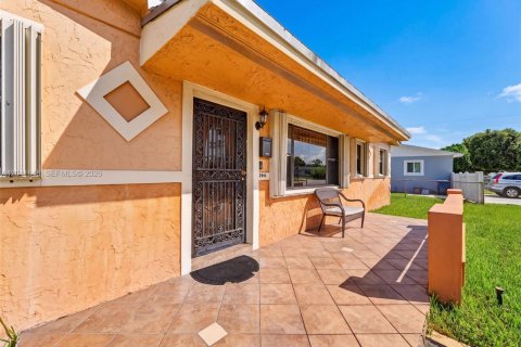 House in Miami Gardens, Florida 4 bedrooms, 158.86 sq.m. № 2240988 - photo 4