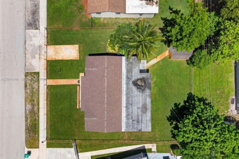 House in Miami Gardens, Florida 4 bedrooms, 158.86 sq.m. № 2240988 - photo 23