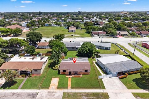 House in Miami Gardens, Florida 4 bedrooms, 158.86 sq.m. № 2240988 - photo 22