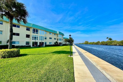Condo in Boynton Beach, Florida, 1 bedroom  № 2017647 - photo 2