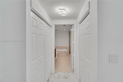 Condo in Miami, Florida, 1 bedroom  № 2003418 - photo 17