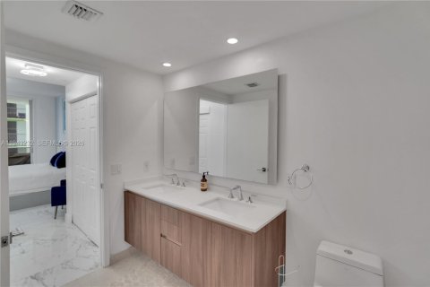 Condo in Miami, Florida, 1 bedroom  № 2003418 - photo 25