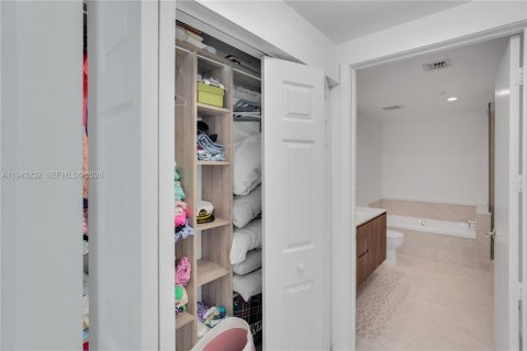 Condo in Miami, Florida, 1 bedroom  № 2003418 - photo 20