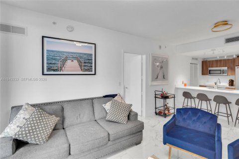 Condo in Miami, Florida, 1 bedroom  № 2003418 - photo 11