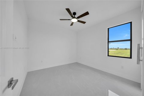 House in Cape Coral, Florida 3 bedrooms, 150.13 sq.m. № 1890481 - photo 14