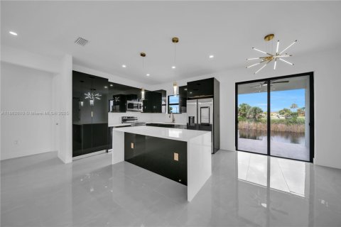 House in Cape Coral, Florida 3 bedrooms, 150.13 sq.m. № 1890481 - photo 1