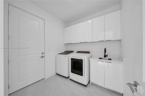 House in Cape Coral, Florida 3 bedrooms, 150.13 sq.m. № 1890481 - photo 9