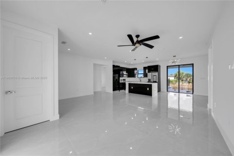 House in Cape Coral, Florida 3 bedrooms, 150.13 sq.m. № 1890481 - photo 2