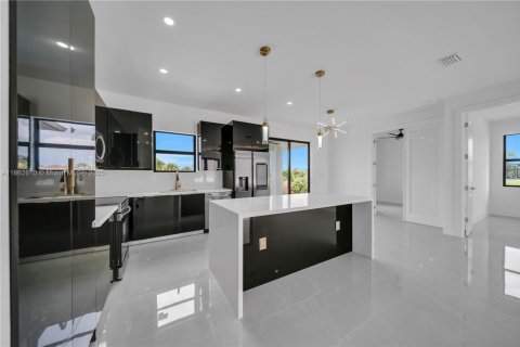 House in Cape Coral, Florida 3 bedrooms, 150.13 sq.m. № 1890481 - photo 3