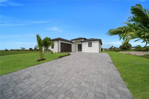 House in Cape Coral, Florida 3 bedrooms, 150.13 sq.m. № 1890481 - photo 4