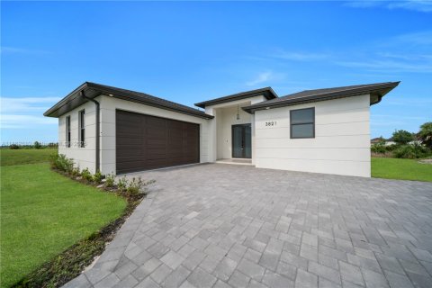 House in Cape Coral, Florida 3 bedrooms, 150.13 sq.m. № 1890481 - photo 5