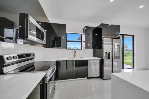 House in Cape Coral, Florida 3 bedrooms, 150.13 sq.m. № 1890481 - photo 8