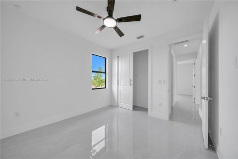 House in Cape Coral, Florida 3 bedrooms, 150.13 sq.m. № 1890481 - photo 15