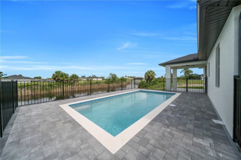 House in Cape Coral, Florida 3 bedrooms, 150.13 sq.m. № 1890481 - photo 6
