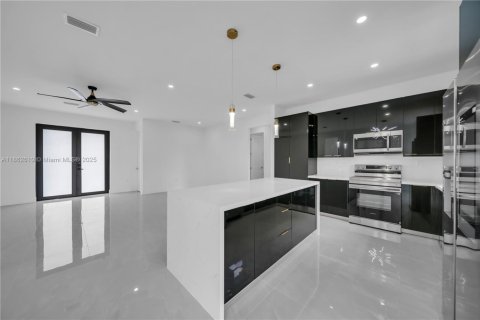 House in Cape Coral, Florida 3 bedrooms, 150.13 sq.m. № 1890481 - photo 7