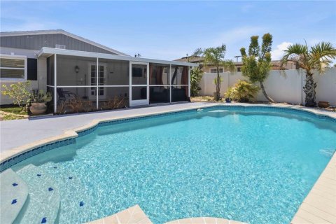 House in Tampa, Florida 2 bedrooms, 110.46 sq.m. № 2234243 - photo 2