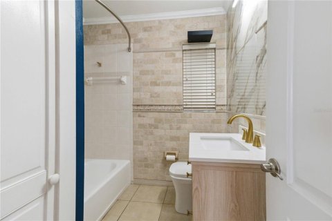 House in Tampa, Florida 2 bedrooms, 110.46 sq.m. № 2234243 - photo 18