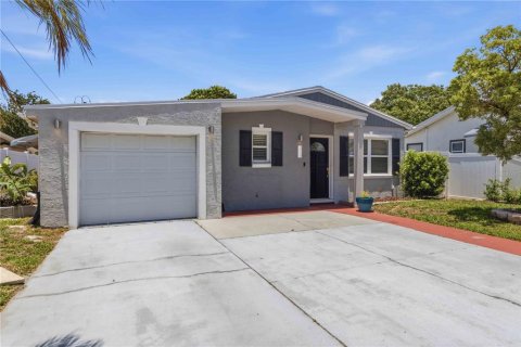House in Tampa, Florida 2 bedrooms, 110.46 sq.m. № 2234243 - photo 12