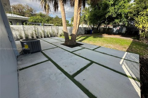 Villa ou maison à vendre à Fort Lauderdale, Floride: 3 chambres, 87.79 m2 № 2037897 - photo 15