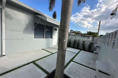 Villa ou maison à vendre à Fort Lauderdale, Floride: 3 chambres, 87.79 m2 № 2037897 - photo 2