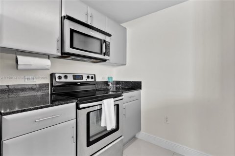Condo in Miami, Florida, 2 bedrooms  № 1713286 - photo 17