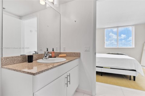 Condo in Miami, Florida, 2 bedrooms  № 1713286 - photo 9