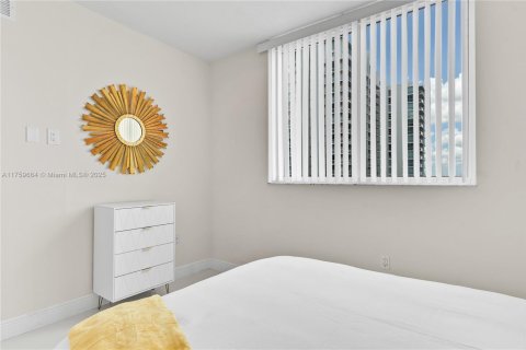 Condo in Miami, Florida, 2 bedrooms  № 1713286 - photo 13