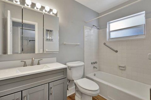 Купить коммерческую недвижимость в Лантана, Флорида 149.2м2, № 1186457 - фото 1