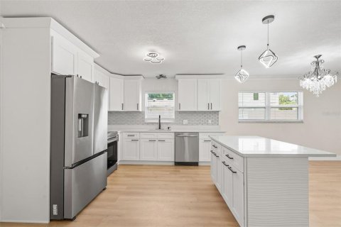 House in Saint Petersburg, Florida 3 bedrooms, 139.54 sq.m. № 2207749 - photo 11