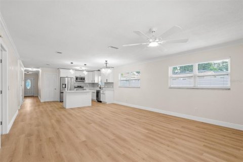 House in Saint Petersburg, Florida 3 bedrooms, 139.54 sq.m. № 2207749 - photo 18