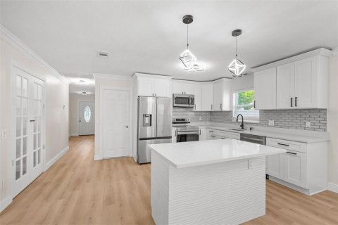 House in Saint Petersburg, Florida 3 bedrooms, 139.54 sq.m. № 2207749 - photo 12