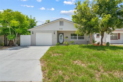 House in Saint Petersburg, Florida 3 bedrooms, 139.54 sq.m. № 2207749 - photo 2