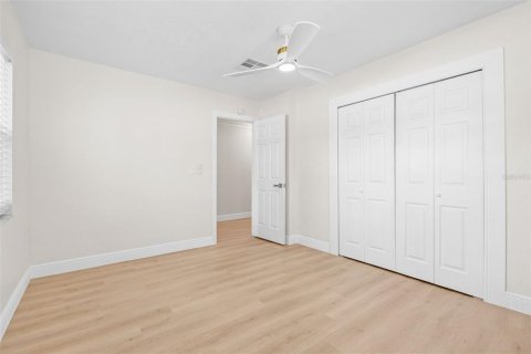 House in Saint Petersburg, Florida 3 bedrooms, 139.54 sq.m. № 2207749 - photo 8