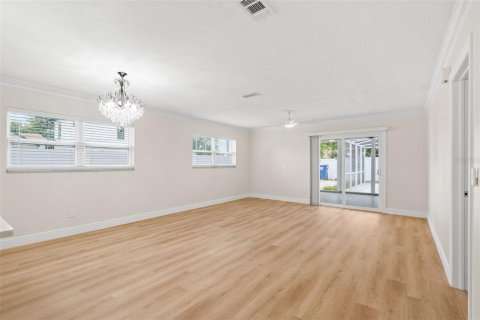 House in Saint Petersburg, Florida 3 bedrooms, 139.54 sq.m. № 2207749 - photo 17