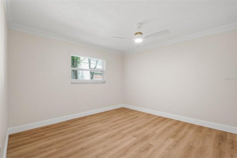 House in Saint Petersburg, Florida 3 bedrooms, 139.54 sq.m. № 2207749 - photo 22