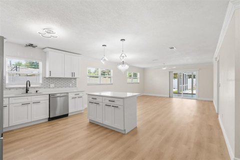 House in Saint Petersburg, Florida 3 bedrooms, 139.54 sq.m. № 2207749 - photo 10