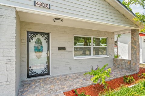 House in Saint Petersburg, Florida 3 bedrooms, 139.54 sq.m. № 2207749 - photo 5
