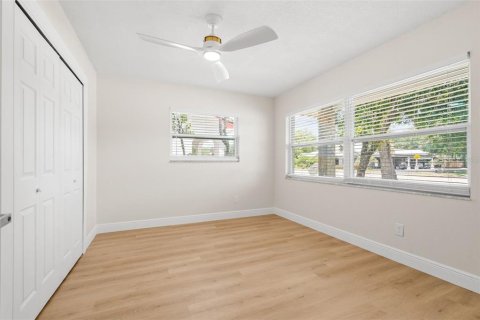 House in Saint Petersburg, Florida 3 bedrooms, 139.54 sq.m. № 2207749 - photo 7