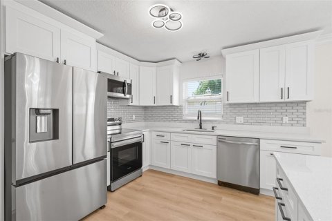 House in Saint Petersburg, Florida 3 bedrooms, 139.54 sq.m. № 2207749 - photo 14