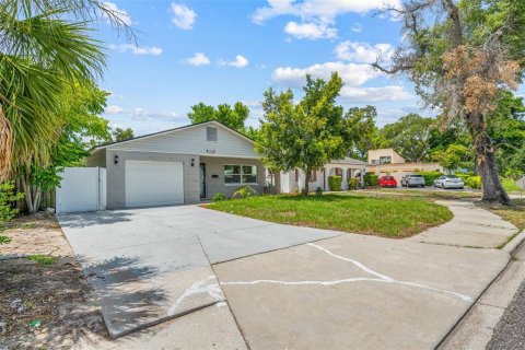 House in Saint Petersburg, Florida 3 bedrooms, 139.54 sq.m. № 2207749 - photo 3