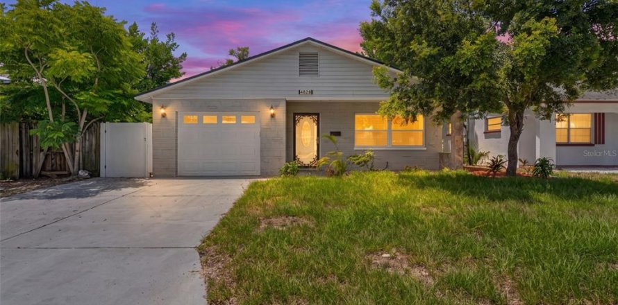 House in Saint Petersburg, Florida 3 bedrooms, 139.54 sq.m. № 2207749