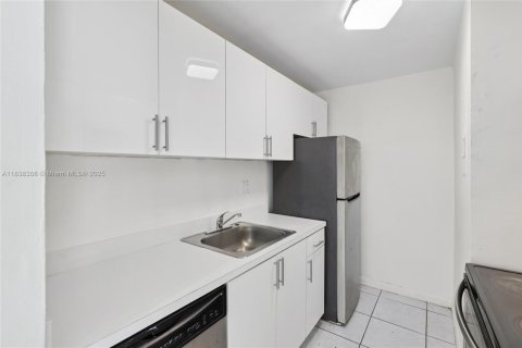 Condo in Miami, Florida, 2 bedrooms  № 1827626 - photo 21