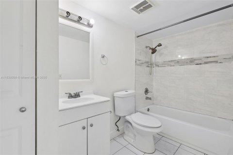 Condo in Miami, Florida, 2 bedrooms  № 1827626 - photo 10