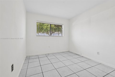 Condo in Miami, Florida, 2 bedrooms  № 1827626 - photo 22