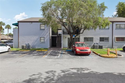 Condo in Miami, Florida, 2 bedrooms  № 1827626 - photo 1
