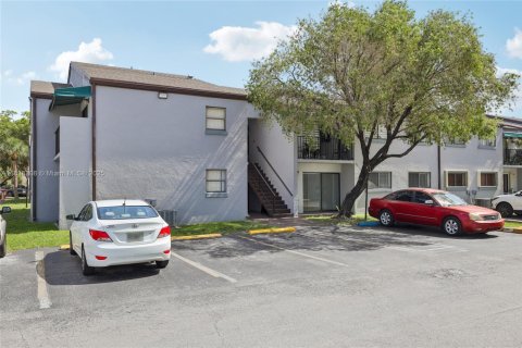 Condo in Miami, Florida, 2 bedrooms  № 1827626 - photo 2