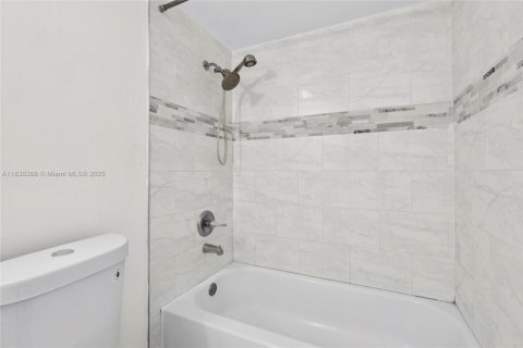 Condo in Miami, Florida, 2 bedrooms  № 1827626 - photo 9